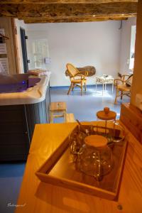 - une cuisine avec une table et des chaises dans la chambre dans l'établissement Chambre d'hôtes Puech Noly, à Mont-Roc