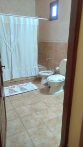 uma casa de banho com um WC e um chuveiro em hosteria camino del inca em Humahuaca