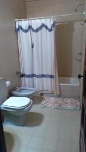 uma casa de banho com um WC, um chuveiro e um lavatório. em hosteria camino del inca em Humahuaca