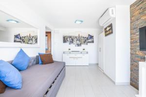a living room with a couch and a sink at Penthouse Bella Vista in Benidorm