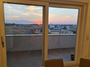 una vista de una puesta de sol vista desde una ventana en MYHome Lecce - SalentoSouthApulia, en Lecce