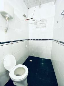 a bathroom with a white toilet and a blue floor at Cayetana in Puerto Iguazú