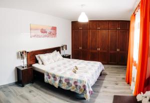 ein Schlafzimmer mit einem großen Bett und Holzschränken in der Unterkunft La Palmera - Fabulosa Casa, LANZAROTE, Playa Honda in Playa Honda