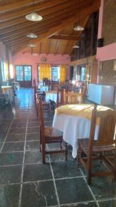 uma sala de jantar com mesas e cadeiras num restaurante em hosteria camino del inca em Humahuaca