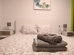 um quarto com uma cama com toalhas em Coqueto miniapartamento junto centro Torremolinos em Torremolinos