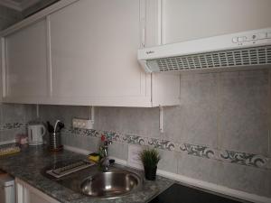 Kuchyňa alebo kuchynka v ubytovaní Coqueto miniapartamento junto centro Torremolinos