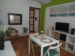 Televízia a/alebo spoločenská miestnosť v ubytovaní Coqueto miniapartamento junto centro Torremolinos