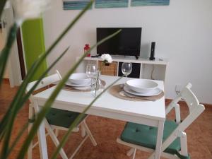 Televízia a/alebo spoločenská miestnosť v ubytovaní Coqueto miniapartamento junto centro Torremolinos