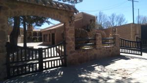 un cancello per una casa con una recinzione di hosteria camino del inca a Humahuaca