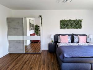 - une chambre avec un lit et un miroir dans l'établissement Leipzig-Residenz Waldstraße am Zoo und Red Bull Arena , Rooftop Apartment mit 2 Dachterrassen, à Leipzig