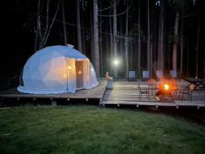 une tente assise sur une terrasse la nuit dans l'établissement North Villge Hirugano - Vacation STAY 32983v, à Gujō