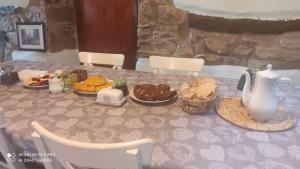 uma mesa com bolachas e outros alimentos em Dukebaso em Durango