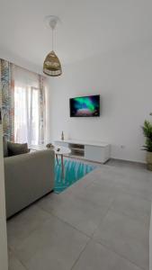 Televízia a/alebo spoločenská miestnosť v ubytovaní Sea Pleasure Apartment II