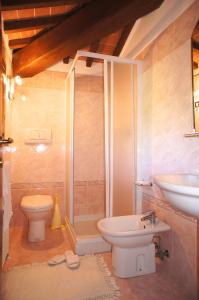 Ванна кімната в Ville Di Villa Biserno