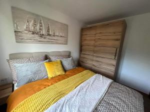 a bedroom with a bed with a wooden headboard at Tri vrbe in Ljubovija