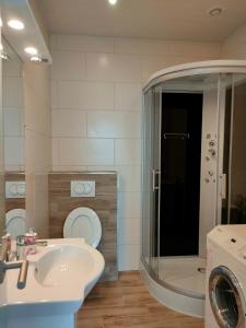 ein Badezimmer mit Waschbecken und Waschmaschine in der Unterkunft Monteurzimmer mit Singleküche in Kaufing