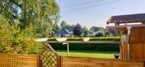 een achtertuin met een houten hek en een tuin bij Monteurzimmer in Kaufing