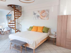 1 dormitorio con 1 cama y escalera de caracol en Zoi's Hοuse.Vacation home in Mani near Vathi beach, en Vathí