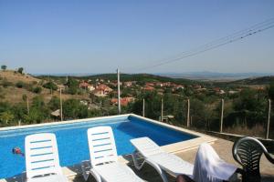 una piscina con sillas y vistas a la ciudad en Villa Sanaan, en Bryastovets
