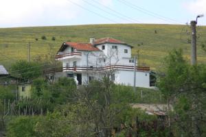 a white house in the middle of a field at Villa Sanaan in Bryastovets