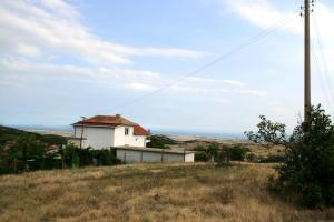 una casa en la ladera de una colina en Villa Sanaan, en Bryastovets 2 fotos más