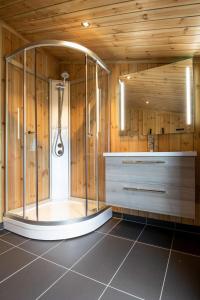 y baño con ducha y paredes de madera. en Gaustablikk Hytte - MountainView, en Gaustablikk