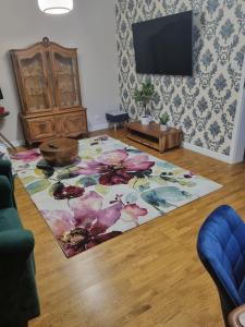 Televízia a/alebo spoločenská miestnosť v ubytovaní Apartament Wojciecha 9B 2 - Gdynia Śródmieście 70m2