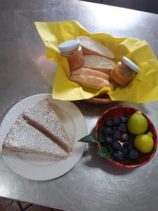 una mesa con un plato de sándwiches y un bol de fruta en agriturismo u zu peppino, en Lipari