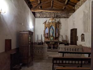 une chambre avec une église avec une croix sur le mur dans l'établissement Pazo de Chaioso, à Maceda