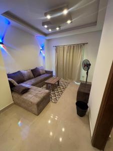 - un salon avec un canapé et une table dans l'établissement MARINA SKY, à Hurghada