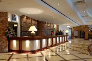- un hall d'un hôtel avec des personnes dans le hall dans l'établissement Kampala Serena Hotel, à Kampala