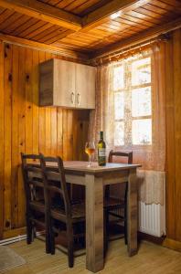 una cocina con una mesa con una copa de vino en Eco Cottage, en Kutaisi