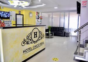 um átrio de hotel com um sinal de hotel em Chicago num balcão em Hotel Chico Real em Bucaramanga