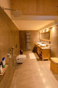 ein Badezimmer mit einem WC, einem Waschbecken und einem Spiegel in der Unterkunft Villa Artemis Leto in Artemida