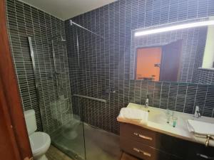 Ένα μπάνιο στο Avalon Hotel