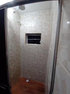 a bathroom with a shower with a window in it at Hostel Aeroporto in Guarulhos