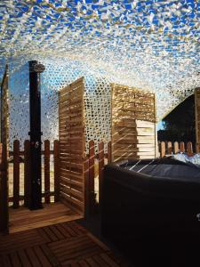 Fotografia z galérie ubytovania Résidence CAENEE, le dépaysement Naturiste en été avec l'atypique studio climatisé "vintage" en sous pente, sa "paillote" avec jacuzzi, entouré de verdure, planchagrill, transats, vélos gratuits, wifi 5G, Travel Proud LGBTQI, chiens admis v destinácii Marseillan