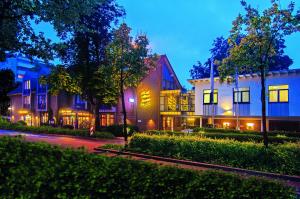 un grupo de edificios por la noche con luces en Akzent Hotel-Restaurant Albert, en Dorsten