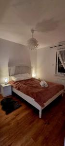sypialnia z dużym łóżkiem w pokoju w obiekcie Apartament Sołtysia Góra w Jeleniej Górze