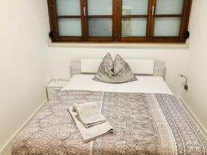 Łóżko lub łóżka w pokoju w obiekcie KOSI Thermen-Vulkanland Appartement