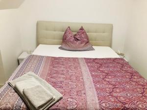 Łóżko lub łóżka w pokoju w obiekcie KOSI Thermen-Vulkanland Appartement