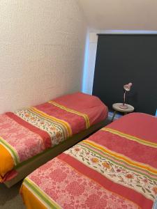 Ένα ή περισσότερα κρεβάτια σε δωμάτιο στο Schrijvershuisje - sfeer & stilte Zeeuws Vlaanderen