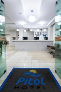 un vestíbulo de hotel pico con una alfombra en el suelo en Hotel Pitol, en Balneário Camboriú