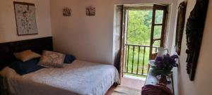 Postel nebo postele na pokoji v ubytování CASA RURAL DE 300 AÑOS CON SILENCIO y TRANQUILIDAD