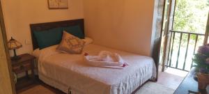 Postel nebo postele na pokoji v ubytování CASA RURAL DE 300 AÑOS CON SILENCIO y TRANQUILIDAD