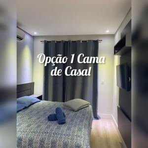Un dormitorio con una cama con un cartel que dice opec i canca de en Studio Flat Suite Completo 519 en Cotia