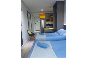 a small room with two beds and a kitchen at Studio Flat Suite Completo 519 in Cotia +38 photos