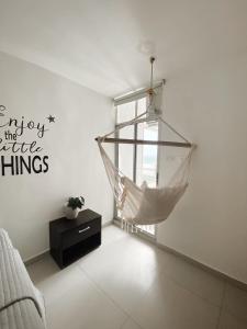 una habitación con una hamaca colgada de una pared en lovely 2 bedroom Apartment with pool and gym, en Cartagena de Indias