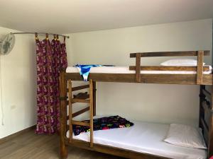 Ein Etagenbett oder Etagenbetten in einem Zimmer der Unterkunft XaviHostel