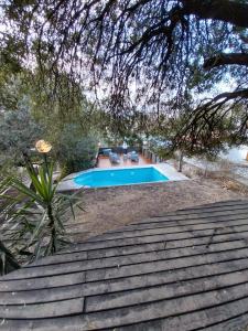 een zwembad in het midden van een tuin bij Loft de Montaña in Río Ceballos